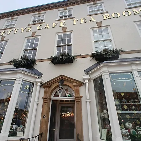 Modern Town Centre 2 Story 2 Bedroom * Northallerton